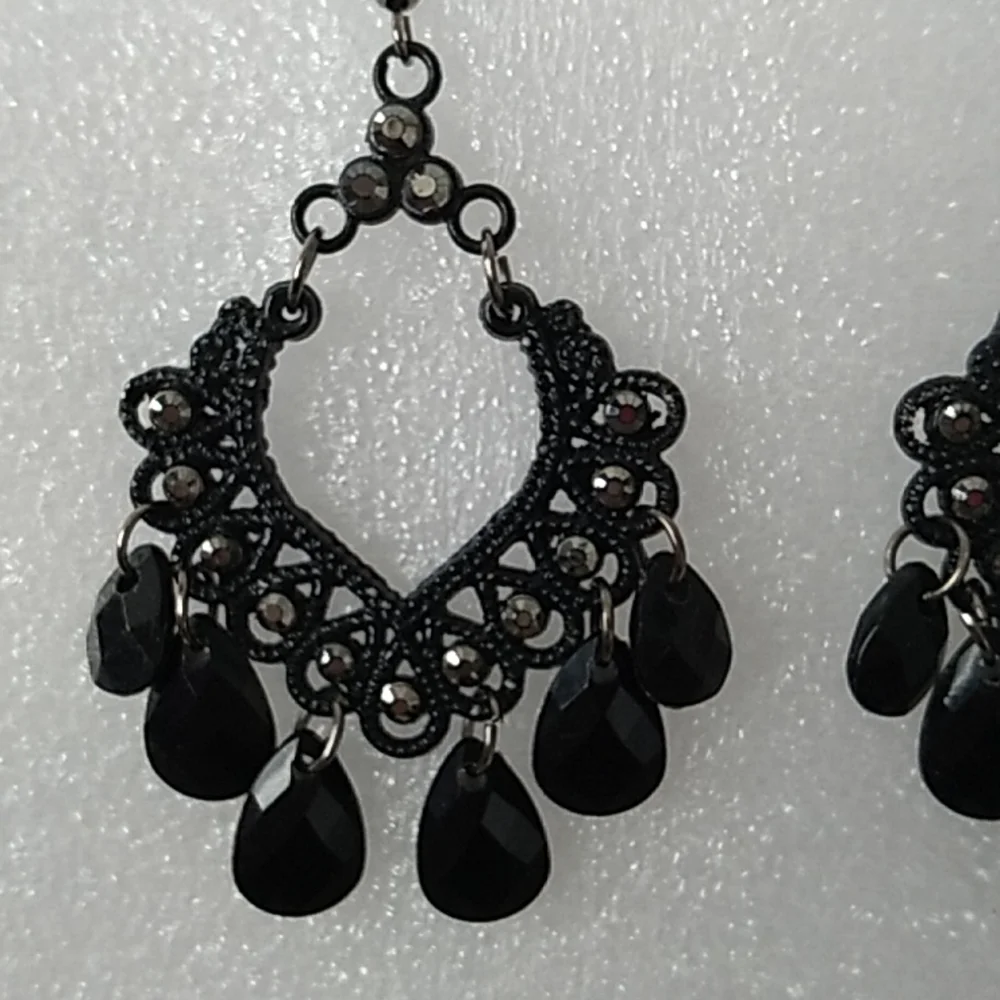 Black bead "macrame" pattern earrings - Picture 3 of 3